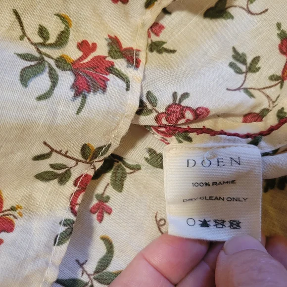 Floral Women's Top with Lace Trim - Picture 5 of 6